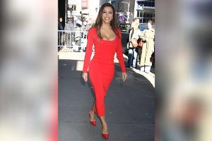 Eva Longoria rührt Werbetrommel: Hinreißender Auftritt in Rot