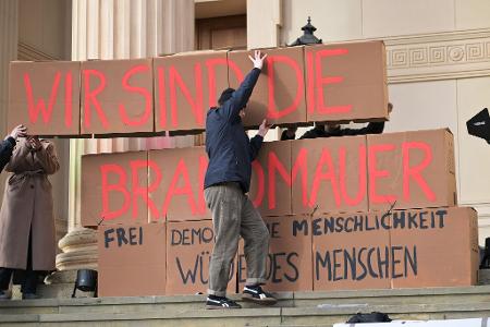 In Kommunalparlamenten im Osten grenzen sich die restlichen Parteien ähnlich stark von der AfD ab wie im Westen, sagen Forscher. (Archivbild) In Kommunalparlamenten im Osten grenzen sich die restlichen Parteien ähnlich stark von der AfD ab wie im Westen, sagen Forscher. (Archivbild)