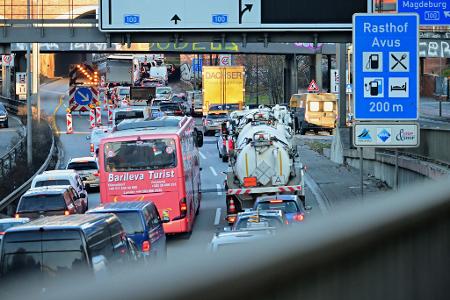 Nach der kurzfristigen Sperrung kam es im Berufsverkehr zu langen Staus.