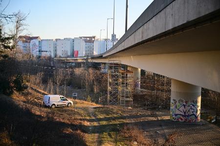 Die Autobahnbrücke führt über die Berliner Ringbahn. Der S-Bahnverkehr ist von der Sperrung aber vorerst nicht betroffen.
