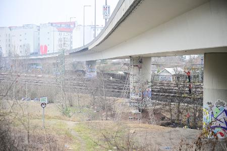 Der Riss in der Autobahnbrücke war vor wenigen Wochen entdeckt worden - nun folgte die Vollsperrung der Brücke.