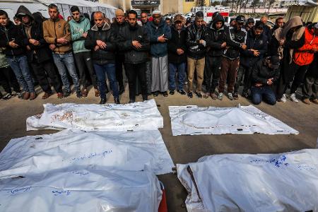 Menschen verrichten das Totengebet für ihre Angehörigen, die bei einem nächtlichen Bombardement Israels im Gazastreifen getötet wurden.