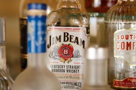 Schlecht für Spirituosen-Liebhaber: US-amerikanischer Whiskey könnte wegen EU-Zöllen teurer werden. (Archivbild)