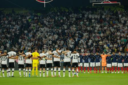 DFB-Elf in Italien mit Trauerflor für Fitschen DFB-Elf in Italien mit Trauerflor für Fitschen