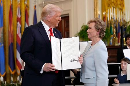Trump mit Bildungsministerin McMahon - die sich nach seinem Willen selbst abschaffen soll. Trump mit Bildungsministerin McMahon - die sich nach seinem Willen selbst abschaffen soll.