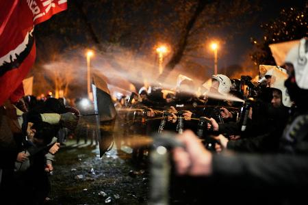 In Istanbul wird trotz Verbots demonstriert. 