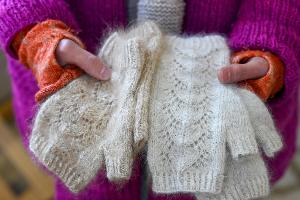 Seit Jahren spinnt Svenja Suhr Garn aus Hundehaaren und strickt daraus auch Schals, Stulpen und andere Accessoires. 