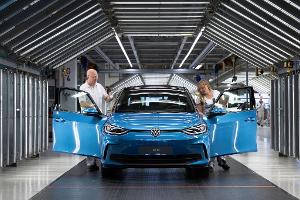 Ein neuer VW ID.3 im Volkswagen-Werk Zwickau. Für ihre Berechnung der CO2-Emissionen bei der Reparatur von Unfallwagen legten die Studienautoren den Einbau einer neuen Vordertür des Elektroautos zugrunde.