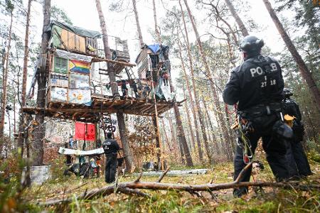 Ein Protestcamp gegen Tesla hat die Polizei nach fast neun Monaten aufgelöst (Archivbild). 
