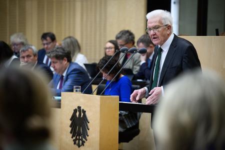 Baden-Württembergs Regierungschef Kretschmann rechtfertigt Lockerung der Schuldenbremse. Baden-Württembergs Regierungschef Kretschmann rechtfertigt Lockerung der Schuldenbremse.