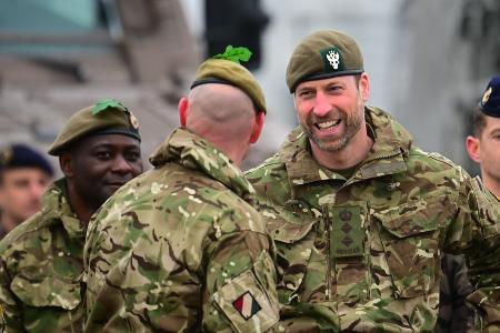 Prinz William besucht Streitkräfte in Estland in Kampfuniform Prinz William besucht Streitkräfte in Estland in Kampfuniform