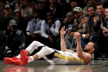 Beckenprellung: Curry fehlt den Warriors nur kurz Beckenprellung: Curry fehlt den Warriors nur kurz