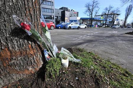 An der Unfallstelle haben Menschen Blumen und eine Kerze abgelegt.