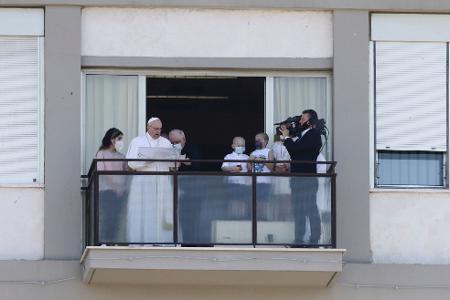 Auf den Balkon wird Franziskus - hier nach einer Operation im Jahr 2021 - nach Medienberichten eher nicht kommen. (Archivbild) Auf den Balkon wird Franziskus - hier nach einer Operation im Jahr 2021 - nach Medienberichten eher nicht kommen. (Archivbild)