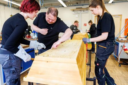 Alle Arbeitsschritte werden von Dozenten angeleitet.