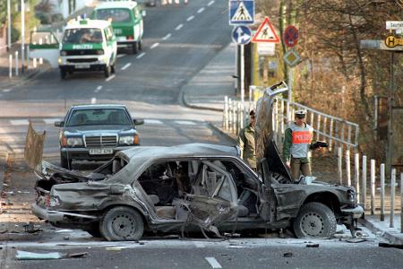 Bei einer Bombenexplosion kommt Alfred Herrhausen ums Leben. Wer genau dafür verantwortlich ist, ist bis heute unklar. (Archivbild)