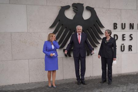 Horst Seehofer (CSU) war als Bundesinnenminister auch für Bau zuständig. Am 8. Dezember 2021 übergab er das Amt an zwei Politikerinnen der SPD. Nancy Faeser wurde Bundesinnenministerin. Klara Geywitz übernahm das neu geschaffene Bauministerium. (Archivfoto)