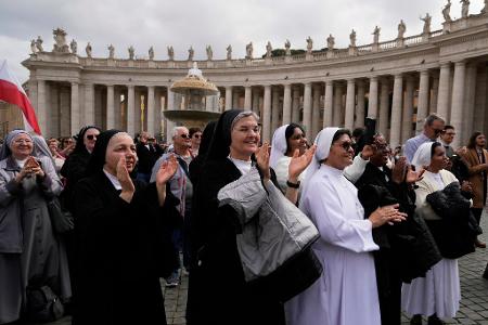 Auf dem Petersplatz jubeln Nonnen dem Papst zu.