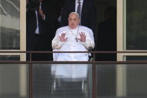 Auf dem Klinik-Balkon: Papst Franziskus zeigt sich öffentlich