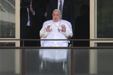Auf dem Klinik-Balkon: Papst Franziskus zeigt sich öffentlich Auf dem Klinik-Balkon: Papst Franziskus zeigt sich öffentlich