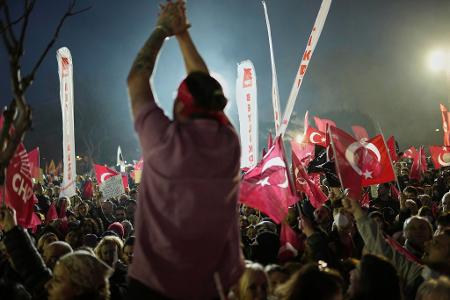 Seit Mittwoch gehen Türkinnen und Türken auf die Straße. (Archivbild)