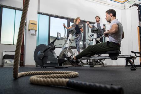 Macht den Weg zum Klimmzug leichter: Training an der Rudermaschine. 
