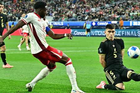 Bayern-Star Davies bei Länderspiel verletzt Bayern-Star Davies bei Länderspiel verletzt