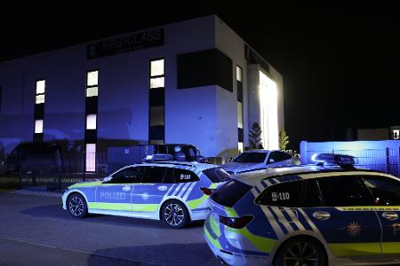 Polizeiautos vor der Eventlocation in Fürth.