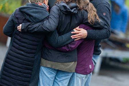 Die Gemeinschaft gibt Halt: Gedenken an die Absturzopfer auf dem Schulhof.