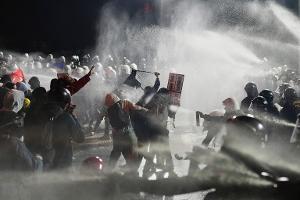 Bei den Protesten in Istanbul setzte die Polizei am Sonntagabend auch Wasserwerfer ein.