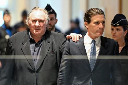 Prozess gegen Gérard Depardieu: Schauspieler im Gericht eingetroffen Prozess gegen Gérard Depardieu: Schauspieler im Gericht eingetroffen