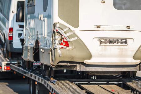 Beschädigtes Wohnmobil wird abgeschleppt Beschädigtes Wohnmobil wird abgeschleppt
