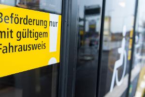Unter "Beförderungserschleichung" versteht man das unberechtigte Nutzen eines öffentlichen Verkehrsmittels. Es handelt sich um eine Straftat. (Symbolbild)