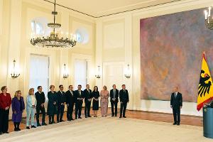 Ein Kanzler und 14 Minister erhalten vom Bundespräsidenten ihre Entlassungsurkunden. Sie bleiben aber geschäftsführend im Amt.