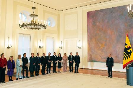 Ein Kanzler und 14 Minister erhalten vom Bundespräsidenten ihre Entlassungsurkunden. Sie bleiben aber geschäftsführend im Amt.