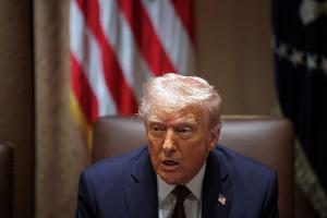 Donald Trump wischt alle Vorwürfe zur Geheimchat-Affäre beiseite. (Archivbild)