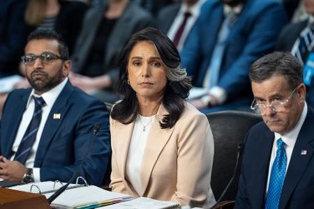 Geheimdienstkoordinatorin Tulsi Gabbard (M) und CIA-Direktor John Ratcliffe (rechts) mussten sich kritischen Fragen im US-Senat stellen.