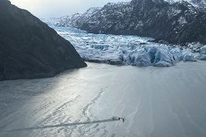 Kleinflugzeug stürzt auf zugefrorenen See in Alaska