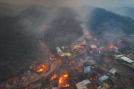 Bei den Waldbränden in Südkorea sind seit dem Wochenende mehr als 20 Menschen ums Leben gekommen. Bei den Waldbränden in Südkorea sind seit dem Wochenende mehr als 20 Menschen ums Leben gekommen.