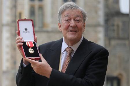 König Charles schlägt Stephen Fry zum Ritter König Charles schlägt Stephen Fry zum Ritter