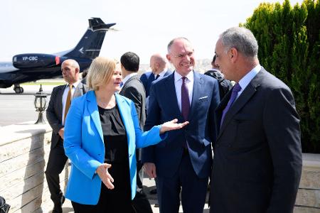 Nancy Faeser (SPD), geschäftsführende Bundesinnenministerin, und ihr österreichischer Amtskollege, Gerhard Karner (ÖVP), bei ihrer Ankunft in Amman.