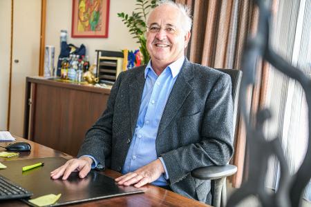 Essingens Bürgermeister Wolfgang Hofer unterstützt die Initiative von Lucas Fuchs für einen Dönerladen in der Gemeinde. Essingens Bürgermeister Wolfgang Hofer unterstützt die Initiative von Lucas Fuchs für einen Dönerladen in der Gemeinde.