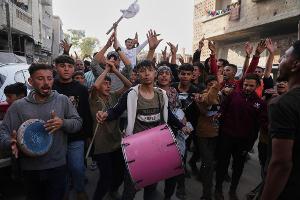 Immer mehr Palästinenser protestieren im Gazastreifen gegen den Krieg. 