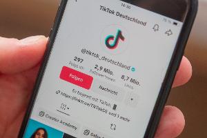 Die Shop-Funktion soll in die bestehende Tiktok-App integriert werden. (Archivbild)
