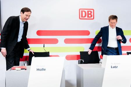 Stellen die Jahresbilanz 2024 in unruhigen Zeiten vor: Bahnchef Richard Lutz (rechts) und Finanzvorstand Levin Holle.