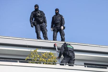 Hunderte Einsatzkräfte der Polizei waren an den Durchsuchungen in mehreren Ländern beteiligt. Hunderte Einsatzkräfte der Polizei waren an den Durchsuchungen in mehreren Ländern beteiligt.