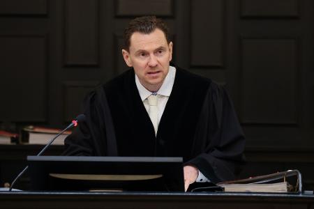 Richter Jörg Burmeister: Der Angeklagte hat Mutter und Großeltern heimtückisch getötet. (Archivbild) Richter Jörg Burmeister: Der Angeklagte hat Mutter und Großeltern heimtückisch getötet. (Archivbild)