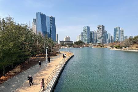 Songdo besteht zu großen Teilen aus gläsernen Hochhäusern und Grünflächen. (Archivbild)