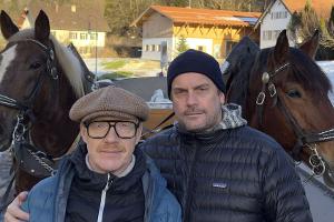 Sebastian Bezzel und Simon Schwarz steigen wieder ins Wohnmobil