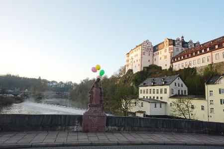 Ab vielen Orten der Stadt bewegen sich bunte Luftballons im Wind. Es wird gehofft, den sehr schreckhaften Jungen durch die bunten Reize aus einem möglichen Versteck locken zu können. Ab vielen Orten der Stadt bewegen sich bunte Luftballons im Wind. Es wird gehofft, den sehr schreckhaften Jungen durch die bunten Reize aus einem möglichen Versteck locken zu können.